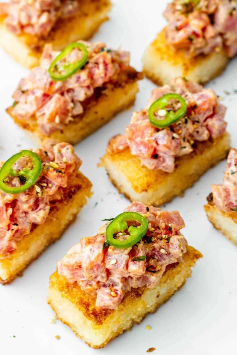 Spicy Tuna Crispy Rice are bites of heaven that are easy to make. Great as an appetizer to serve at a party, which will impress everyone! Spicy Tuna Crispy Rice, Tuna Crispy Rice, Sushi Recipes Homemade, Tuna Recipe, Crispy Rice, Spicy Salmon, Spicy Tuna, Detox Soup, Sushi Recipes