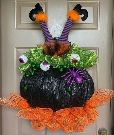 Cauldron Wreath, Pumpkin Mesh Wreaths, Witch Pot, Porta Halloween, Halloween Trick Or Treating, Witch Hat Wreath, Moldes Halloween, Halloween Mesh Wreaths, Deco Mesh Wreaths Diy