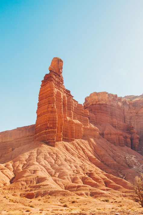 Capitol Reef may be my new favorite National Park. Nothing compares to the wonders of Glacier, but this place comes close in second for me. It’s got all your standard Utah red rock wonders; arches, canyons, scenic landscapes and colorful sunsets. In the link is a play-by-play of our adventure, starting from the west entrance of the park! Follow along for the ride! Utah Red Rocks, Colorful Sunsets, Rock Layers, Utah Landscape, Rock Background, Southwest Usa, Capitol Reef, Capitol Reef National Park, Gym Ideas