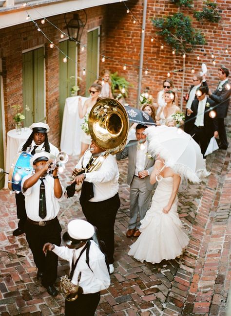 Celebrate your ceremony with a parade like this New Orleans wedding. Wedding Ides, Themed Wedding Decorations, New Orleans Elopement, New Orleans Style, Nola Wedding, Louisiana Wedding, Vintage Wedding Dresses, New Orleans Wedding, Wedding News