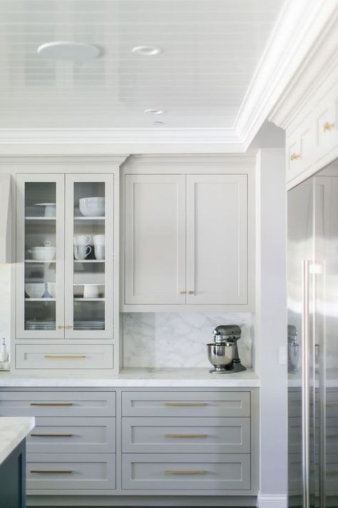 White And Grey Kitchen Cabinets, Light Gray Cabinets, White Marble Kitchen, Painted Kitchen Cabinets Colors, Decor Ikea, New Kitchen Cabinets, Kitchen Cabinets Makeover, Kitchen Cabinet Hardware, Home Luxury