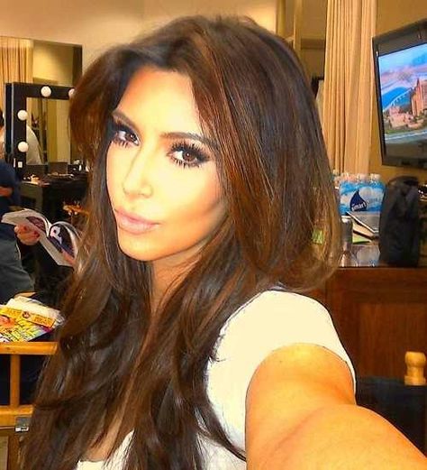 LOve this hair color!! I want! Kim Kardashian Kim Kardashian 2000's, Young Kim Kardashian, 2000s Hair, Estilo Kim Kardashian, Kim Kardashian Hair, Estilo Kardashian, Kardashian Hair, Kim Kardashian Style, Kardashian Style