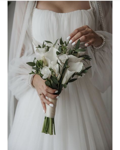 Classic Wedding Bouquet White Flowers, Minimalistic Bride Bouquet, Old Money Bridal Bouquet, Modern Minimalist Wedding Bouquet, Wedding Bouquets Simple Elegant, Classic Bride Bouquet, Minimalist White Bouquet, Minimalist Wedding Flowers Bouquets, Minimalistic Wedding Bouquet