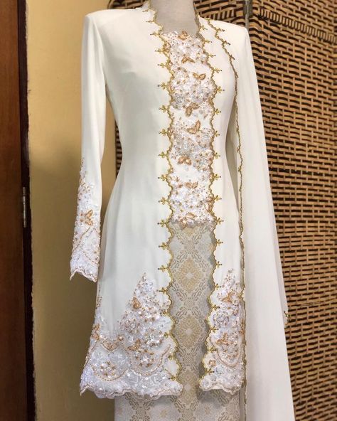 Baju Kurung Wedding, Baju Raya Ideas Modern, Tunang Outfit, Kebarung Klasik, Songket Wedding Dress, Kebaya Melayu, Kebaya Sulam, Hijab Sport, Baju Kahwin