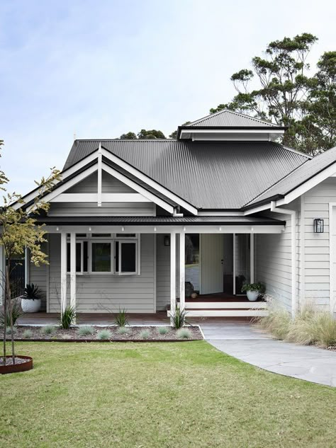 Create A Hamptons Style Colour Scheme With Accessible Paint Colours By Dulux Dulux Tranquil Retreat, Weatherboard Exterior, Exterior Paint Color Schemes, Hamptons House Exterior, Gray House Exterior, Exterior Color Palette, Weatherboard House, Gray House, Grey House