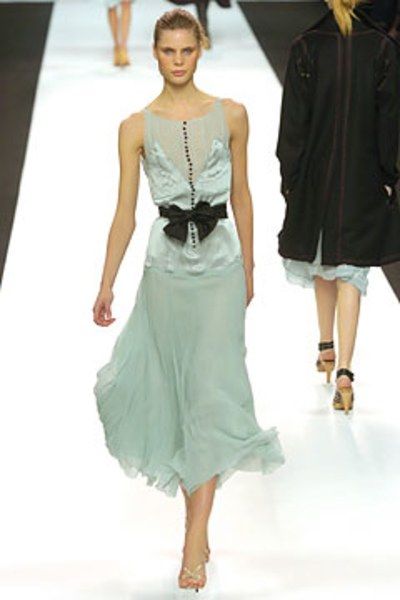 Chloé Fall 2004 Ready-to-Wear Collection - Vogue 2004 Fashion Trends, Chloe Runway, Dramatic Summer, Fame Dr Dresses, Diva Chic, 2004 Fashion, Vintage Chloe, Chloe Brand, Heavenly Mother