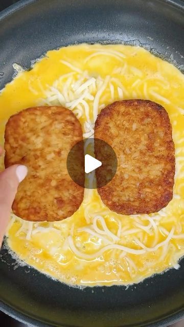 Kelsey Oppenheim on Instagram: "@kelseyoppenheim HASHBROWN SANDWICH FOR BREAKFAST 😍 Have you tried this hack before?? The best way to start your morning ☀️👏🏻" Hashbrown Breakfast Sandwich, Hasbrown Breakfast, Hashbrown Sandwich Eggs, Breakfast With Hashbrowns, Frozen Hashbrown Recipes Breakfast, Breakfast Ideas Salty, Hashbrown Toast, Hashbrown Sandwich, Breakfast Ideas Savory