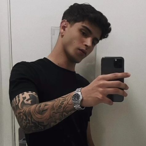 Taper Fade Short Hair, Mens Haircuts Short Hair, Face Fat, Mens Hairstyles Thick Hair, Mens Leather Pants, Boys Long Hairstyles, Instagram Blog, Light Skin, Hair And Beard Styles