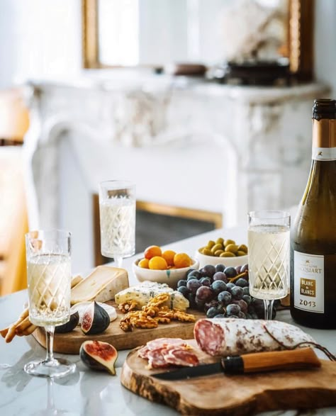 I'm French, Here's How To Host The Perfect French Apéritif French Dinner Parties, French Appetizers, French Cocktails, Catching Up With Friends, French Party, French Lifestyle, Dinner Party Themes, Dinner Party Menu, Charcuterie Platter