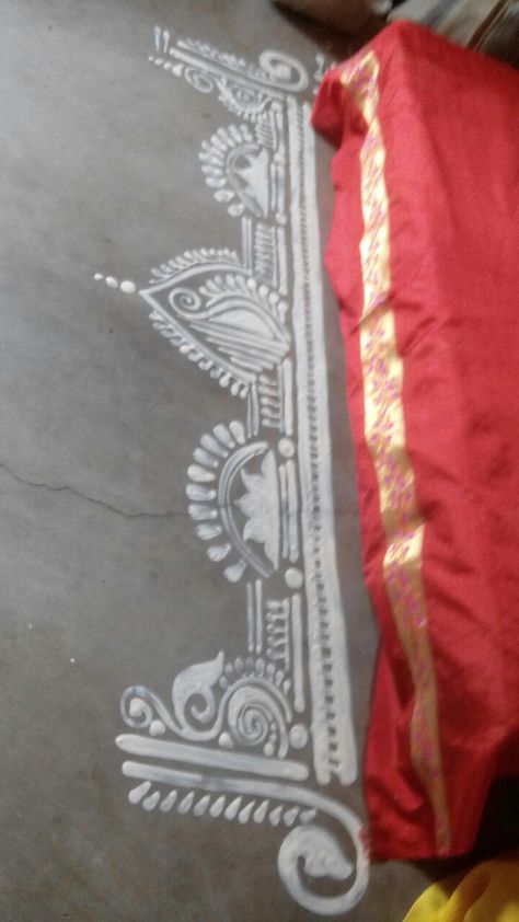 Jhoti Chita Design Border, Line Alpona Design, Mural Art Design, Rangoli Designs Photos, Alpona Design, Simple Rangoli Designs Images, Lace Painting, Simple Rangoli Border Designs, Big Rangoli Designs