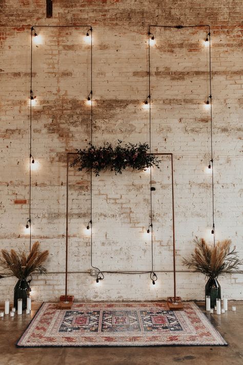 How To Have A Modern Rockstar Chic Wedding #weddingday #bride #ceremony #ceremonydecor #lighting #weddinglighting #weddingplanning #weddingchicks Wedding Ceremony Decorations Indoor, Minimalist Dekor, Indoor Wedding Ceremonies, Modern Wedding Decor, Warehouse Wedding, Urban Wedding, White Brick, Shabby Chic Wedding, Ceremony Backdrop