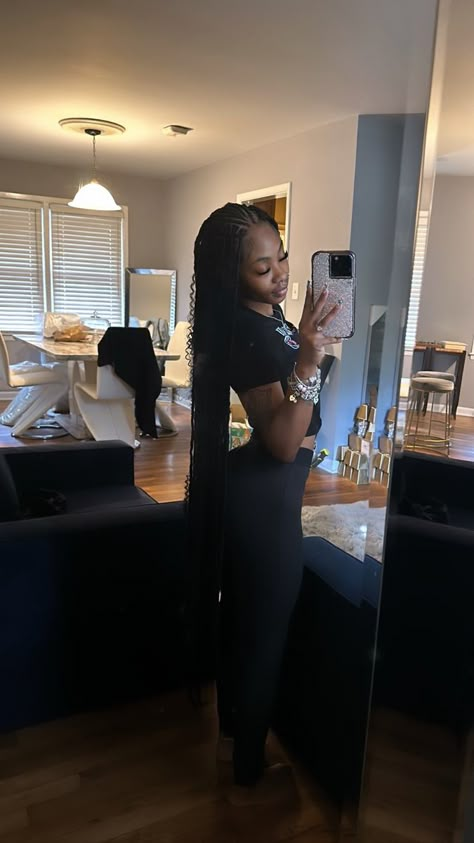 Baddie Poses Instagram Mirror, No Face Pfp Black Women, Best Mirror Poses, Good Mirror Poses, Mirror Pics Sitting Down, Arch Pics Black, Mirror Selfie Poses Black Women, Cute Poses For Pictures Mirror, Formal Outfit Black Women