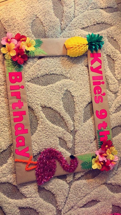 Luau photo booth frame! Need to make it bigger!!! Tropisk Fest, Hawaii Birthday Party, Tropical Birthday Party, Pineapple Birthday, Aloha Party, Hawaiian Party Decorations, Flamingo Birthday Party, Luau Theme Party, Luau Birthday Party