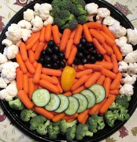 Witch Brunch, Food Halloween Ideas, Halloween Food Ideas For Parties, Food Ideas For Parties, Halloween Veggie Tray, Halloween Potluck, Pasteles Halloween, Ideas For Parties, Halloween Food Ideas