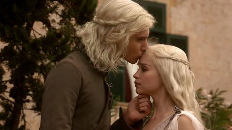 Game of Thrones_Daenerys and Viserys Lord Eddard Stark, Targaryen Hair, Game Of Thrones Wallpaper, Game Of Thrones Images, Harry Lloyd, Viserys Targaryen, Game Of Thrones Prequel, Game Of Thrones Facts, Which Character Are You