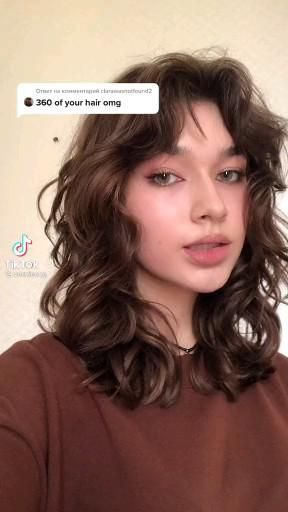 Wolf Haircut For Wavy Hair, Wolf Haircut On Curly Hair, Wolf Cut In Wavy Hair, Wolf Wavy Haircut, Layered Wavy Hair Medium Shag, Wavy Wolf Cut Medium, Lesbian Haircuts Long, Wolfcut With Wavy Hair, Wolfcut Hair Wavy