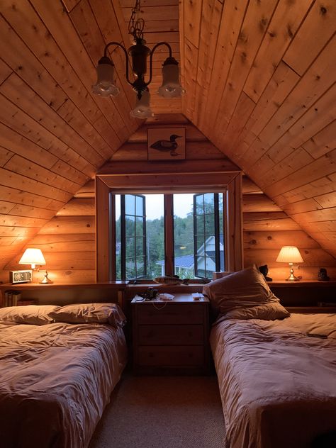 Loft Cabin Interior, Beds In Loft Area, Camping Cabin Interior, Log Cabin Interior Ideas Bedroom, Log Cabin Loft Ideas Spaces, Pretty Cabin Houses, Log Cabin Guest Room, Small Cabin Room Ideas, Log Cabin Inside