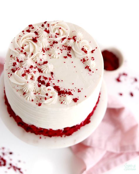 Red Velvet Cake Recipe - Sugar & Sparrow Red And Purple Birthday Cake, Fancy Red Velvet Cake, Red Velvet Cake Decorating Ideas, Red Velvet Birthday Cake Ideas For Women, Redvelvet Cake Design, Velvet Cake Decoration, Velvet Cake Design, Simple Red Velvet Cake, Red Velvet Cake Design