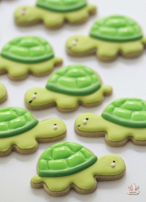 {Video} How to Make Turtle Cookies | Sweetopia                                                                                                                                                                                 More Cute Sugar Cookies, Summer Sugar Cookies, Royal Icing Cookies Recipe, Chocolate Sugar Cookie Recipe, Turtle Theme, Turtle Cookies, Royal Iced Cookies, Sugar Cookie Royal Icing, Chocolate Sugar Cookies