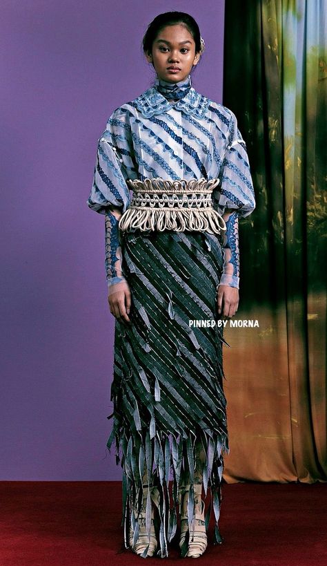 Toton Januar - Indonesia 🇮🇩 Indonesia Fashion Week, Design Inspo, Fashion Inspo, Fashion Week, Indonesia, Saree, Couture, Design, Haute Couture