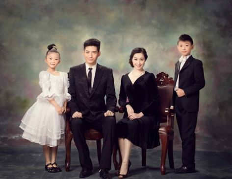 Glam Family Photoshoot, Family Potrait, Family Photo Studio, Fashion Portrait Photography, Family Portrait Poses, Family Photo Pose, Foto Tips, Family Posing, Fashion Portrait