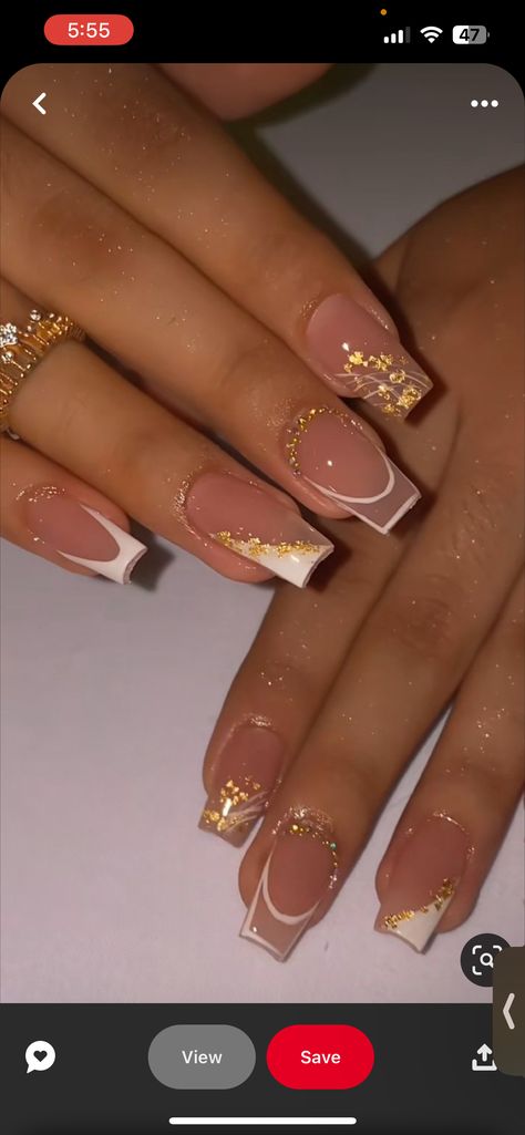 Short Nail Designs With Gold, Square Nails Gold Design, White And Gold Nails Short Square, Nail Ideas Gold Flakes, Gold Nail Inspo Square, Red And Gold French Tip Nails, Gold Nails Acrylic Short, Short White And Gold Nails, Damas Nails