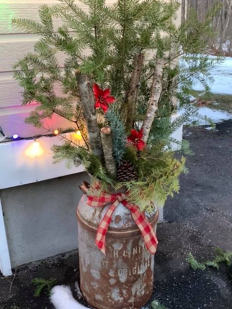 Farm Christmas Decorations, Birch Tree Decor Christmas, Christmas Sled Decoration, Farmhouse Christmas Decor Ideas, Primitive Christmas Decorating, Outside Christmas Decorations, Neutral Christmas Decor, Christmas Pots, Christmas Planters