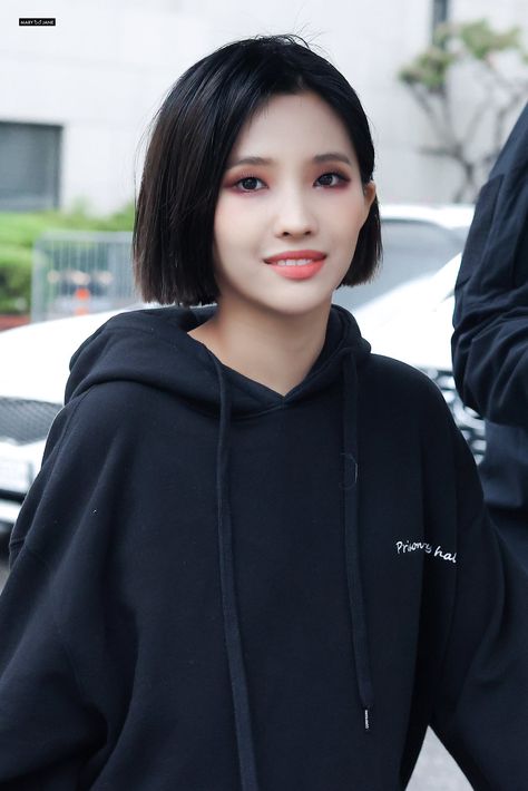 Soyeon Short Hair Black, Soyeon Short Hair, Kpop Leaders, I Dle, Short Black Hair, Jeon Soyeon, Mode Ulzzang, Short Hair Black, Really Short Hair