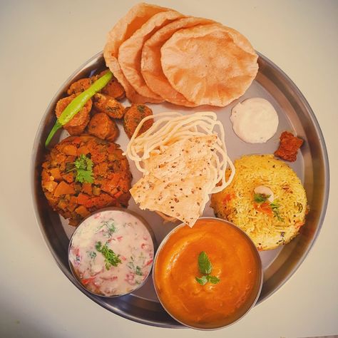 Maharashtrian Aamras Thali Maharashtrian Thali, Food Thali, White Food, Desi Food, Find Recipes, Hummus, Desi, Easy Meals, Cooking Recipes