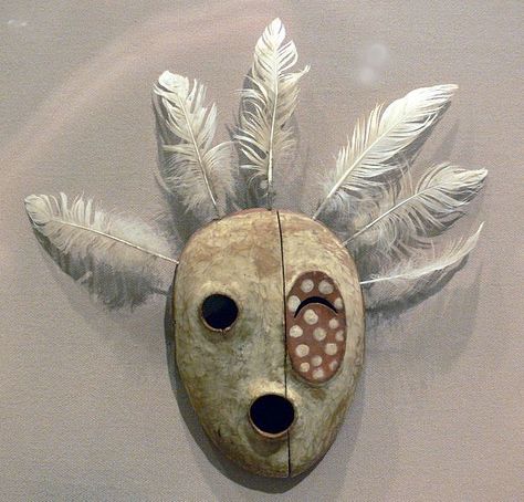 Beautiful examples of expressive shamanic ritual masks made by the Yup'ik people of southwestern Alaska Mascara Papel Mache, Native American Masks, Inuit Art, Art Premier, Art Ancien, Masks Art, African Masks, Native Art, Native American Art