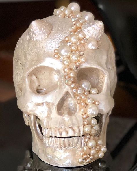 Resin Skull Ideas, Halloween Glamour, Decorated Skulls, Skull Diy, Tattoo Skulls, Pearl Skull, Creepy Baby Dolls, Diy Skulls, Glitter Halloween