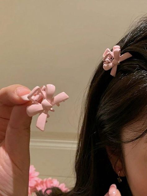 Minimalist Accessories Jewellery, Kawaii Hair Clips, Pink Hair Accessories, Pretty Jewelry Necklaces, Kawaii Hairstyles, Trending Necklaces, Rose Bonbon, Hair Claws, Girly Accessories