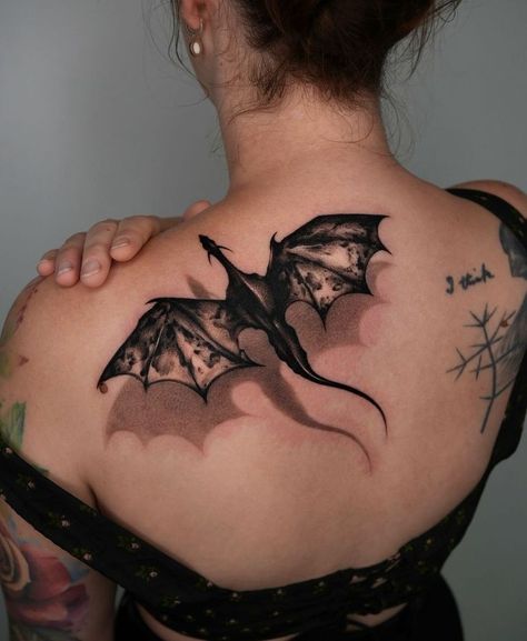 dragon tattoo Dragon Back Tattoo, Dragon Tattoo Shoulder, Symmetrical Tattoo, Shadow Tattoo, Bookish Tattoos, Dragon Tattoo For Women, Scary Tattoos, Tatuaje A Color, Tattoo Style Drawings