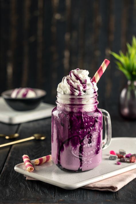 Milkshake Food Photography, Milkshake Ideas, Carb Breakfast Ideas, Frappe Recipe, Restaurant Drinks, Delicious Ice Cream, Milkshake Recipes, Strawberry Milkshake, Chocolate Caliente