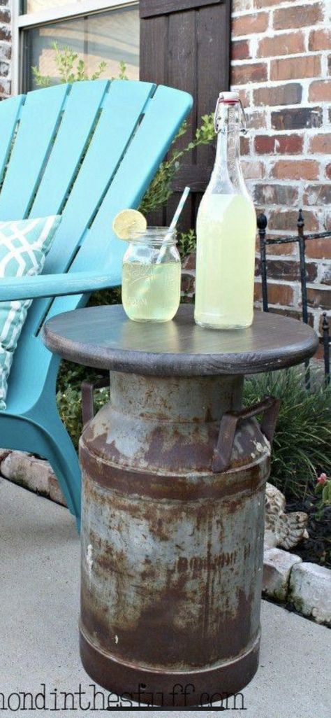 Milk Can Table, Milk Can Decor, Summer Farmhouse Decor, Old Milk Cans, Outdoor Stuff, Outdoor Decorating, Front Porches, Milk Cans, Rustic Garden Decor