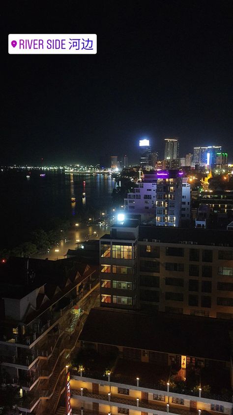 Les lumières des gratte-ciels illumine la nuit à Phnom Penh pendant que les jeûnes commencent à faire la fête. J’aimais beaucoup ce Sky bar il a une vue magnifique sur le riverside et les immeuble luxueux. Phnom Penh City At Night, Cambodia Aesthetic, Cambodia Culture, Phnom Penh City, Couple Matching Tattoo, Phnom Penh Cambodia, Wallpaper Instagram, Culture Fashion, Travel City