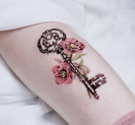 Flower Key Tattoo, Secret Garden Key Tattoo, Vintage Lock Tattoo, Key And Flower Tattoo, Key Tattoo Designs For Women, Key Tattoos For Women, Mesmerizing Tattoos, Antique Key Tattoos, Skeleton Key Tattoo