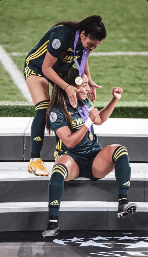 Female Rugby Aesthetic, Girl Playing Soccer, Female Football Player, Girls Football, Soccer Inspiration, Pro Athletes, Fitness Photos, Soccer Motivation, Girls Soccer