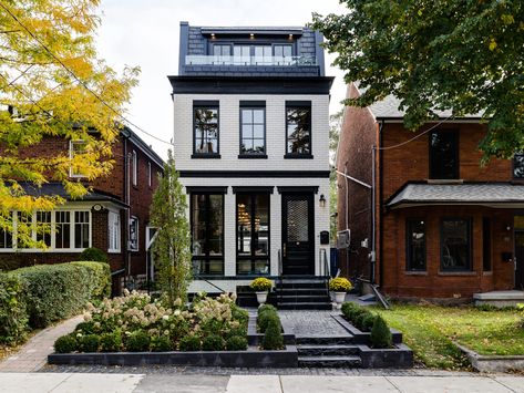 $3.8 million for a super-luxurious, newly built Trinity Bellwoods home Veranda Design, Toronto Houses, Modern Farmhouse Design, Kesha, House Goals, Style At Home, Farmhouse Design, Home Fashion, Virtual Tour