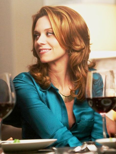 Sara Ellis from white collar; possible haircut [Devorah Winters] Hillary Burton, Sara Ellis, Red Haired Actresses, Hilarie Burton, Peyton Sawyer, Actrices Hollywood, Long Layered Hair, White Collar, Beauty Inspiration