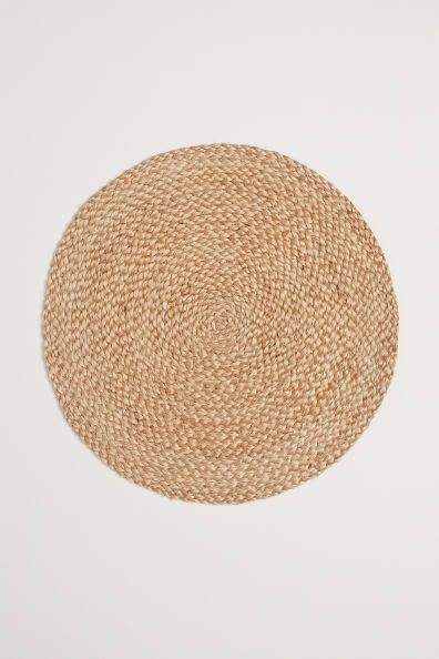 Round jute table mat Minimal Dining Area, Minimal Dining, Plates And Bowls Set, Vintage Airstream, Round Table Mats, Tactile Texture, H&m Home, Table Ronde, Spring Home Decor