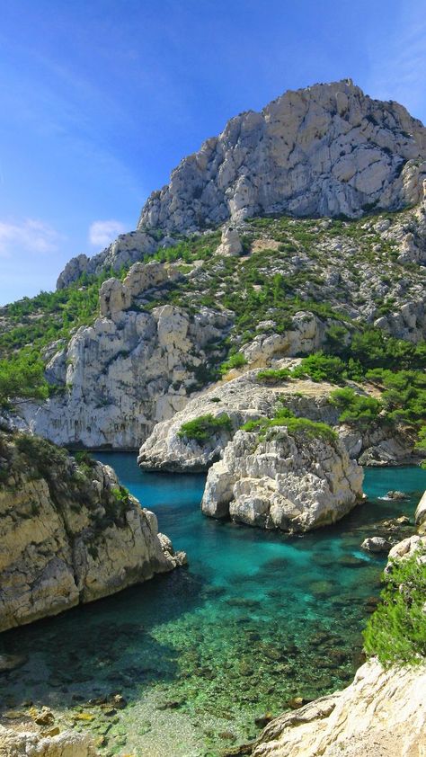 Plongez dans les Calanques de Cassis, une étape incontournable lors d'un séjour dans le sud de la France ! #tourisme #cassis Cassis France, Mediterranean Vibes, Marseille France, Holiday Places, Dream Holiday, European Summer, South Of France, Travel Inspo, Places Around The World