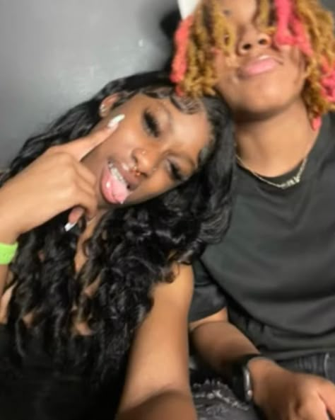 Ray And Lyn Deja, Wlw Black And Hispanic, Wlw Couple Picture Ideas, Stud And Fem Pfp Couple, Cute Wlw Pictures, Poc Wlw, Woman Loving Woman, Girlfriend Goals, Girl Couple