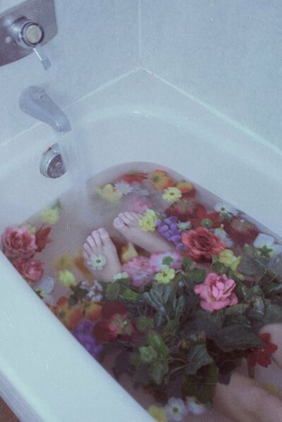 Untitled Frida Art, Flower Bath, 영감을 주는 캐릭터, Soft Grunge, 인물 사진, 그림 그리기, Flower Power, Photography Inspiration, Mood Board