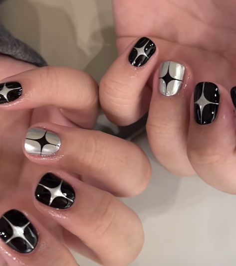 Gel Polish Short Nail Designs, Short Nails Designs Black, Cool Simple Nail Art, Short Silver And Black Nails, Dark Nail Art Ideas, Simple Halloween Gel Nails Short, Dark Nails Ideas Art Designs, Short Nail Designs Flowers, Dark Short Nails Ideas