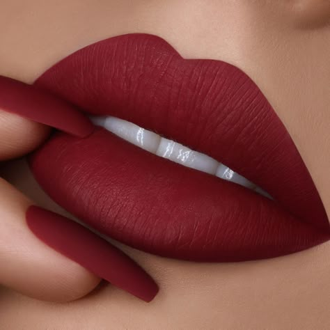 Maquillage Kylie Jenner, Dark Red Lipstick, Princess Royalty, Matte Lipstick Shades, Lip Shades, Metallic Lipstick, Lipstick Nails, Lipstick Tutorial, Perfect Lipstick