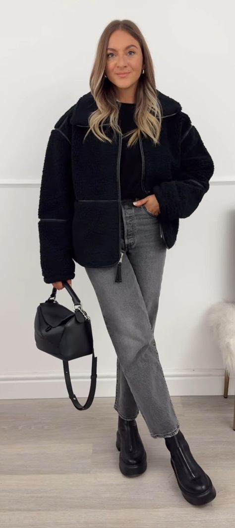 Oversized Shirt Outfit, Black Levi Jeans, New Balance 9060, Jeans Outfit Winter, Jeans Outfit Fall, Fiesta Outfit, Jeans Outfit Casual, All Black Outfit, Casual Winter Outfits