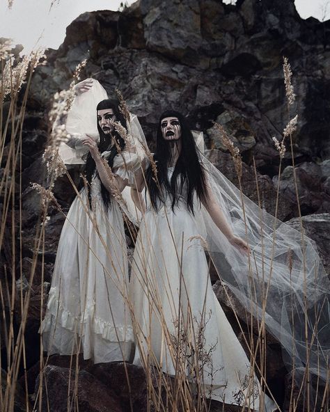 Banshee Photoshoot, Woman In White Ghost, White Witch Dress, Lady In White Ghost, Witches Photography, White Witch Aesthetic, Witches In The Woods, Coven Aesthetic, Ghostly Woman