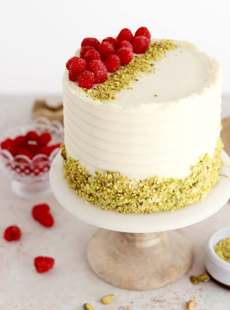 Moist Pistachio Cake, Cake Photo Ideas, Mascarpone Buttercream, Pistachio Cake Recipe, Raspberry Pistachio, Cake With Mascarpone, Custard Cake Recipes, Strawberry Birthday Cake, Pistachio Recipes