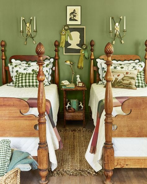 green guest room with two twin four poster beds, framed silhouette decorated with prize ribbons Small Guest Bedroom Ideas, Best Bedroom Paint Colors, Farmhouse Bedroom Furniture, Timeless Bedroom, Small Guest Bedroom, Farmhouse Style Bedrooms, Brass Bed, Green Velvet Sofa, Twin Beds